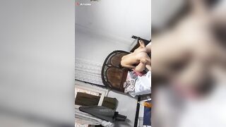 الراجل فاشخ رجل مراته عالسرير وماسك زوبره بيدخله بيديه  موقع سبعة ونص سكس مصري جامد براحه اوي فيها وبحب وهي بتقوله اااه نيكني يلا ي دكري زوبرك واحشني