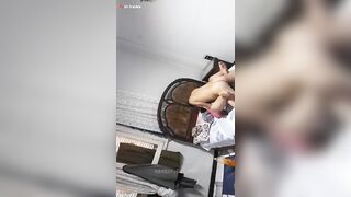 الراجل فاشخ رجل مراته عالسرير وماسك زوبره بيدخله بيديه  موقع سبعة ونص سكس مصري جامد براحه اوي فيها وبحب وهي بتقوله اااه نيكني يلا ي دكري زوبرك واحشني