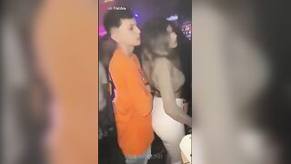 المتناكه في الديسكو لابلسه لبس عاري مترتر والواد وراها  شرمها سكس موقع سبعة ونص واقف صاحبها وهي الشرموطه بتميل طيزها عليه وتحك فيها علي زوبره