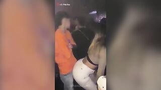 المتناكه في الديسكو لابلسه لبس عاري مترتر والواد وراها  شرمها سكس موقع سبعة ونص واقف صاحبها وهي الشرموطه بتميل طيزها عليه وتحك فيها علي زوبره