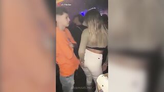 المتناكه في الديسكو لابلسه لبس عاري مترتر والواد وراها  شرمها سكس موقع سبعة ونص واقف صاحبها وهي الشرموطه بتميل طيزها عليه وتحك فيها علي زوبره