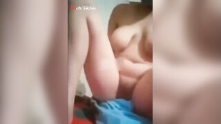 المتناكه حاطه المخده تحت طيزها وشغاله تتنطط  شرمها سكس موقع سبعة ونص عليها هي وقالعه هدومها وبتلعب في كسها وتطلع وتنزل بتحك كسها في المخده