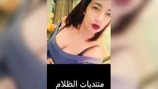 البنت الشمال واقفه وماسكه تلفونها بتصور في جسمها وهي كل شويه بلبس عاري ولل سكس مصري ركبه وجسمها طلقه عايز يتاكل اكل مع كسها