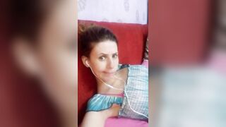 البنت واقفه بتلعب في كسها المعسول هي وضامه رجليها لبعض وبعدها بتميل  سكس مصري طيزها وتلعب في الخرم بصباعها وتبعبص فيه
