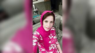 البنت واقفه بتلعب في كسها المعسول هي وضامه رجليها لبعض وبعدها بتميل  سكس مصري طيزها وتلعب في الخرم بصباعها وتبعبص فيه