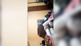 البنت المتناكه طالعه نايمه عالراجل من فوق ومدخله زوبره في كسها وهو بيبوس في شفايفها ويلحس في  سكس مصري بزتازها وبيضانه الكبيره لازقه في طايزها