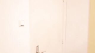 البنت لابسه العبايه السوده وقاعده عالكنبه هي وصاحبتها بيبوسو سكس مصري  في شفايف بعض وتحسيس في صدرها وتقفش فيه