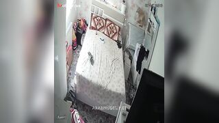 اللبوه في الاوضه عريانه بتستنا حبيبها يجي وبيشلها عالسرير منومها وهو فوقيها نايم عليها ومقطعها  سكس مصري جديد موقع سبعة ونص بوس بكل حته في جسمها
