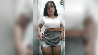 البنت الفاجره في الغرفه بتغير لبسها وبتقلع هدومها والراجل بيب سكس مصري ص عليها من خرم الباب وهو بيلعب في زوبره