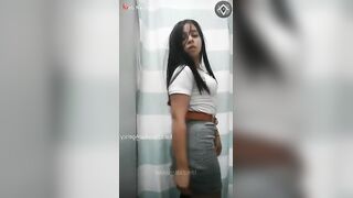 البنت الفاجره في الغرفه بتغير لبسها وبتقلع هدومها والراجل بيب سكس مصري ص عليها من خرم الباب وهو بيلعب في زوبره