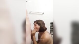 البنت قالعه هدومها ونازله عالارض بتمص في زوبر الراجل وهو واقف عري سكس مصري ان جنبها وترضعه كله في بوقها وتلحسي فيه