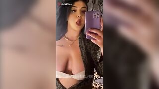 البنت المتناكه فاتحه رجليها وبتدخل الزوبر الصناعي في كسها وشغاله تدخل وتطلع فيه مقطع سكس مصري ه كسها نيك بيه وبعدين بترجع تطلعه وتمصه