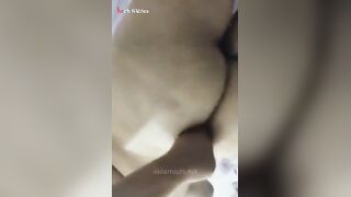 البنت في الحمام قالعه وتحت الميه بتستحما وبتدعك جسمها كله بالصابون سكس مصري  وتزفلطه حتي كسها وبيحرقها من الدعك فيه