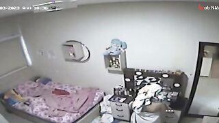 البنت لسه واخده شاور سوخن وطالعه من الحمام ولافه الفوطه حولين جسمها وبيجي حبيبها بيحضنها سكس مصري  وشايلهات علي كتفه وعالسرير بينام معاها