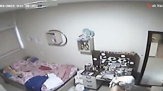 البنت لسه واخده شاور سوخن وطالعه من الحمام ولافه الفوطه حولين جسمها وبيجي حبيبها بيحضنها سكس مصري  وشايلهات علي كتفه وعالسرير بينام معاها
