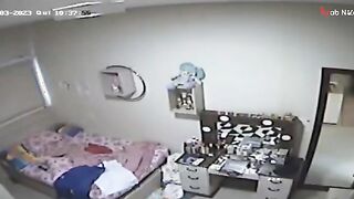 البنت لسه واخده شاور سوخن وطالعه من الحمام ولافه الفوطه حولين جسمها وبيجي حبيبها بيحضنها سكس مصري  وشايلهات علي كتفه وعالسرير بينام معاها