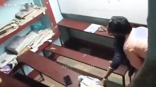 البنت بتقابل صديقها في شغله وهو مش بيقدر يقاوم ويمسك نفسه بيطلع زوبره من البنطلون وبينومها عالكرسي بتفلقس هي وواقفه و سكس مصري بيدخل زوبره كله في كسها ويشتغل فيها نيك