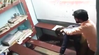 البنت بتقابل صديقها في شغله وهو مش بيقدر يقاوم ويمسك نفسه بيطلع زوبره من البنطلون وبينومها عالكرسي بتفلقس هي وواقفه و سكس مصري بيدخل زوبره كله في كسها ويشتغل فيها نيك