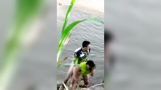 الواد واخد حبيبته عالبحر ومفلقس طيزها هي وواقفه ووشها للارض ومدخل زوبره في كسها هو وواقف وراها  شرمها سكس موقع سبعة ونص وشغال فيها نيك وبتقوله يلا كفايه نيك لحد يشوفنه