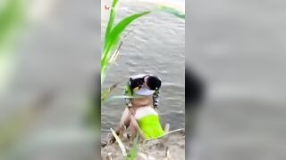 الواد واخد حبيبته عالبحر ومفلقس طيزها هي وواقفه ووشها للارض ومدخل زوبره في كسها هو وواقف وراها  شرمها سكس موقع سبعة ونص وشغال فيها نيك وبتقوله يلا كفايه نيك لحد يشوفنه