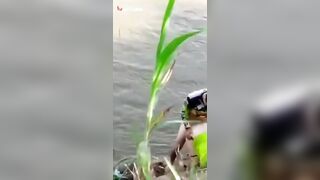 الواد واخد حبيبته عالبحر ومفلقس طيزها هي وواقفه ووشها للارض ومدخل زوبره في كسها هو وواقف وراها  شرمها سكس موقع سبعة ونص وشغال فيها نيك وبتقوله يلا كفايه نيك لحد يشوفنه