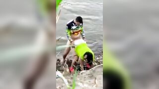 الواد واخد حبيبته عالبحر ومفلقس طيزها هي وواقفه ووشها للارض ومدخل زوبره في كسها هو وواقف وراها  شرمها سكس موقع سبعة ونص وشغال فيها نيك وبتقوله يلا كفايه نيك لحد يشوفنه