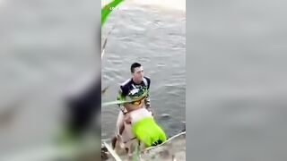 الواد واخد حبيبته عالبحر ومفلقس طيزها هي وواقفه ووشها للارض ومدخل زوبره في كسها هو وواقف وراها  شرمها سكس موقع سبعة ونص وشغال فيها نيك وبتقوله يلا كفايه نيك لحد يشوفنه