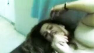البنت الحامل في المستشفي قالعه هدومها كلها وقاعده علي سرير الكشف والممرض الخول بيطلع زوبره ليها بيقو سكس مصري لها خدي مصيه الاول ياشرموطه قبل الولاده