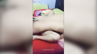 العنتيل الحريم منوم البنت علي بطنها عالارض وبيمسكها اوي من القميص  سكس مصري جديد موقع سبعة ونص الاحمر بتاعها وبيشد عليه وزوبره منكوت في كسها وبينيك فيه بعنف