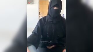 البنت الخليجيه المتناكه بترفع العبايهخ السودا لفوق ال لبساها وتفلقس طيزها للعنتيل ال معاها وماسكها من ضهرها سان سكس مصري د ايده ومدخل زوبره في كسها شغال فيه نيك