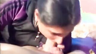 البنت الشرموطه قاعده بتلحس في زوبر حبيبها وهو نايم عريان عالكرسي  سكس مصري وبتلحسه بلسانها مطلعاه وتمص في اول راسه