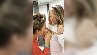 الشقراء ام شعر اصفر واقفه مطلعه  سكس تويتر بزها لبره الفستان والمتناكه صاحبتها ماسكاه بتعصر فيه بيديها وترضعه ببوقها