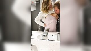 الشقراء ام شعر اصفر واقفه مطلعه  سكس تويتر بزها لبره الفستان والمتناكه صاحبتها ماسكاه بتعصر فيه بيديها وترضعه ببوقها