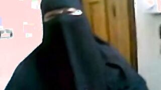 اللبوه بتقلع النقاب ال لابساه والعبايه بتاعتها وقاعده سكس تويتر  بالقميص النوم ال لبساه من تحت وبيجي الزبون بتاعها داخل عليها وبيحضنها اوي