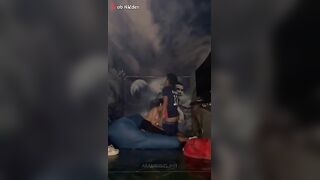 الراجل الروش جايب موقع سكس بنت تروق عليه الليله وهي نايمه عالسرير هو طالع فوقيعها بتمصله في زوبره وبيبوسها في وشها