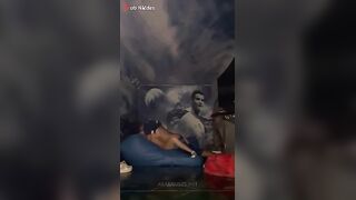 الراجل الروش جايب موقع سكس بنت تروق عليه الليله وهي نايمه عالسرير هو طالع فوقيعها بتمصله في زوبره وبيبوسها في وشها