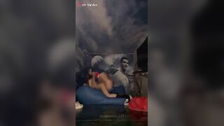الراجل الروش جايب موقع سكس بنت تروق عليه الليله وهي نايمه عالسرير هو طالع فوقيعها بتمصله في زوبره وبيبوسها في وشها
