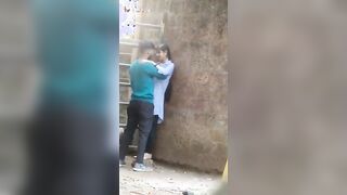 ابن الجديران زانق المتناكه بنت الحته عالحيط في الشارع عمومي بتاعهم وبيبوس في شفايفها سكس مصري  وهي حضناه اوي ولافه ايديها حولين رقبته