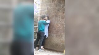 ابن الجديران زانق المتناكه بنت الحته عالحيط في الشارع عمومي بتاعهم وبيبوس في شفايفها سكس مصري  وهي حضناه اوي ولافه ايديها حولين رقبته