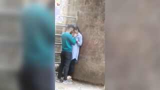 ابن الجديران زانق المتناكه بنت الحته عالحيط في الشارع عمومي بتاعهم وبيبوس في شفايفها سكس مصري  وهي حضناه اوي ولافه ايديها حولين رقبته