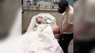 البنت الشرطيه في المستشفي تعبانه وبيجي جوزها القائد بيشوفها ويطمن عليها وبيطلع زوبره هي ونايمه علي جنبها ومركبه المحاليل وا سكس مصري لحقن بيديها بيدخل زوبره في كسها وبينكها