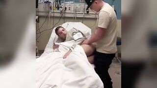 البنت الشرطيه في المستشفي تعبانه وبيجي جوزها القائد بيشوفها ويطمن عليها وبيطلع زوبره هي ونايمه علي جنبها ومركبه المحاليل وا سكس مصري لحقن بيديها بيدخل زوبره في كسها وبينكها