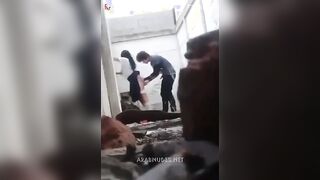 البنت الفاجره هربانه من المدرسه وبتقابل المدرس بتاعها في شقته وموقفها عالحيط زوانقها وبيلعب في طيزها من ورا ورافع ايديها سكس مصري  عالحيط وبيدخل زوبره في خرم طيزها براحه