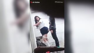 البنت الفاجره هربانه من المدرسه وبتقابل المدرس بتاعها في شقته وموقفها عالحيط زوانقها وبيلعب في طيزها من ورا ورافع ايديها سكس مصري  عالحيط وبيدخل زوبره في خرم طيزها براحه