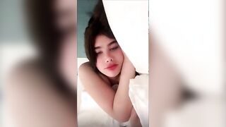 المتناكه نايمه عالسرير زي الملاك الابيض منتديات سكس  موقع سبعة ونص وملفوفه بملايه بيضا وبيجي صديقها حاضنها من ورا اوي وبيحك زوبره في طيزها فبيوقف معاه
