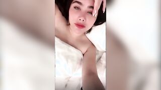 المتناكه نايمه عالسرير زي الملاك الابيض منتديات سكس  موقع سبعة ونص وملفوفه بملايه بيضا وبيجي صديقها حاضنها من ورا اوي وبيحك زوبره في طيزها فبيوقف معاه