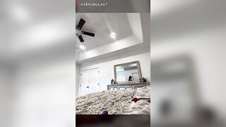 المتناكه قاعده عالسرير ورافعه رجليها لفوق اوي ومدخله زوبر صناعي موقع سبعة ونص سكس مصري  في خرم طيزها وسيباه جواه الخرم وبتلعب في كسها بزوبر صناعي تان وشغاله تدخل وتطلع فيه