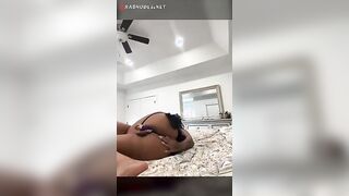 المتناكه قاعده عالسرير ورافعه رجليها لفوق اوي ومدخله زوبر صناعي موقع سبعة ونص سكس مصري  في خرم طيزها وسيباه جواه الخرم وبتلعب في كسها بزوبر صناعي تان وشغاله تدخل وتطلع فيه