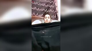 الشرموطه عالسرير بتقلع بنطلونها ونايمه فارده  موقع سبعة ونص موقع سكس جسمها وفاشخه رجليها وبتلعب في كسها بتبعبص نفسهلا بصوابع ايديها
