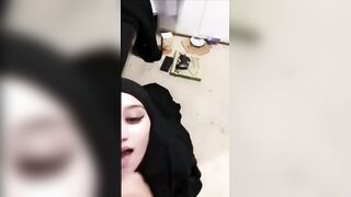 المحجبه السوريه راكعه تحت زوبر حبيبها وهي بلبسها وهو بيضرب بزوبره علي وشها وبوقها وهي مطلعه لسانها  سكس تويتر موقع سبعة ونص عايزه تمصه وبيقوم بيلعب هو اوي بزوبره عليها مغرق وشها كله بلبنه